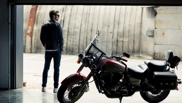 Mann mit Motorrad in einer geöffneten Garage